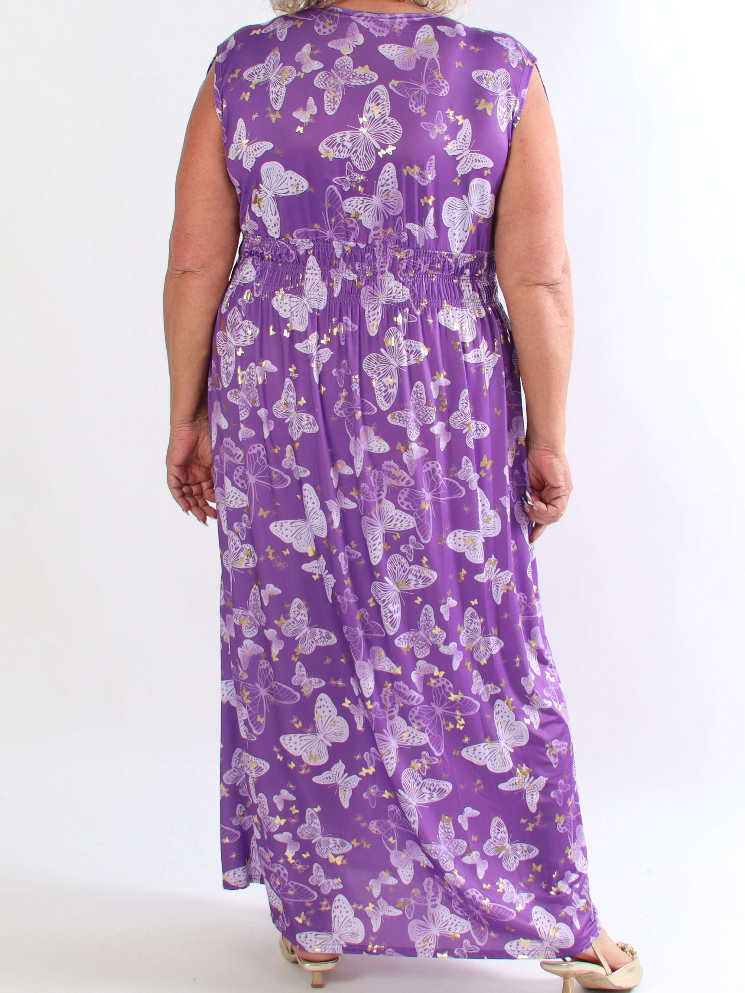 Pams Butterfly Sleeveless - Lang plus size kjole med sommerfugleprint og gulddetaljer